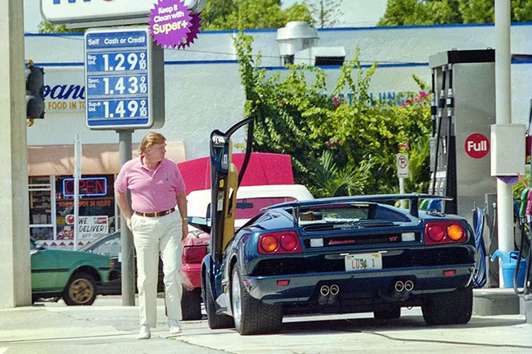 Nhắc đến Ferrari phải kể đến đối thủ "không đội trời chung" là Lamborghini. Trong bộ sưu tập xe của mình, ông Donald Trump từng sở hữu 1 chiếc siêu xe Lamborghini Diablo VT đời 1997. Chiếc xe này còn là "hàng thửa" khi tên gọi của Tổng thống Mỹ còn xuất hiện ở ngoại thất và trong khoang lái chiếc xe này.