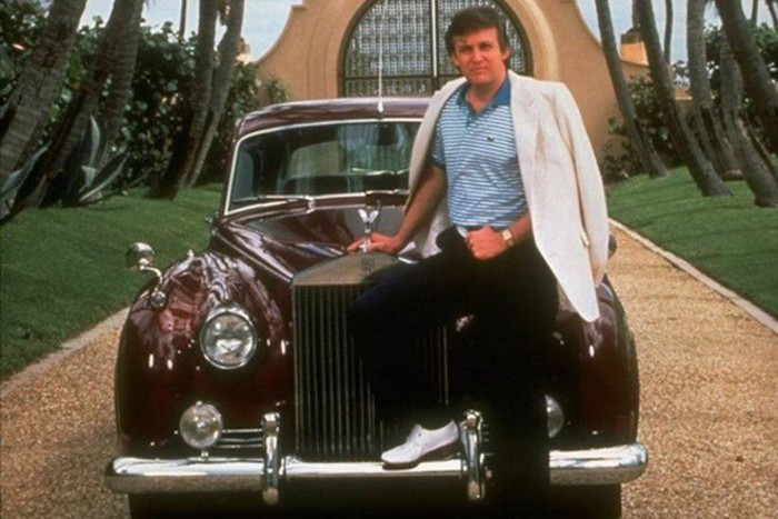 Sinh ra trong gia đình giàu và lớp người giàu như ông Trump không thể thiếu những chiếc xe làm nền. Vì vậy không ngạc nhiên khi Tổng thống Donald Trump là “fan” của thương hiệu Anh quốc – Rolls-Royce. Chiếc Rolls-Royce Silver Cloud 56 đại diện cho series thập niên 50 của hãng xe siêu sang nước Anh được tỷ phú Mỹ mua khi còn trẻ.