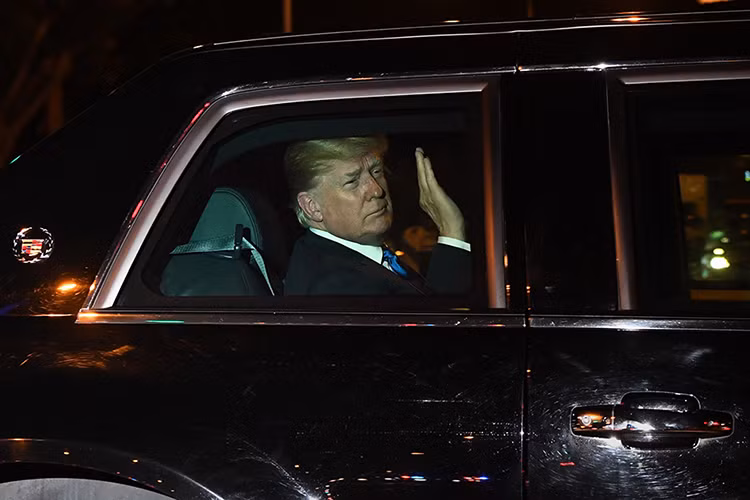 Trước khi "yên vị" trên chiếc Cadillac One trị giá hơn 1,5 triệu đô la này cho các chuyến công du, Tổng thống Mỹ Donald Trump từng là doanh nhân nổi tiếng và sở hữu rất nhiều siêu xe đình đám thuộc diện đắt đỏ của thế giới. Không chỉ siêu xe, Tổng thống Mỹ còn quan tâm đến những chiếc xe thể thao mui trần hay dòng xe siêu sang, thậm chí ca môtô khủng.