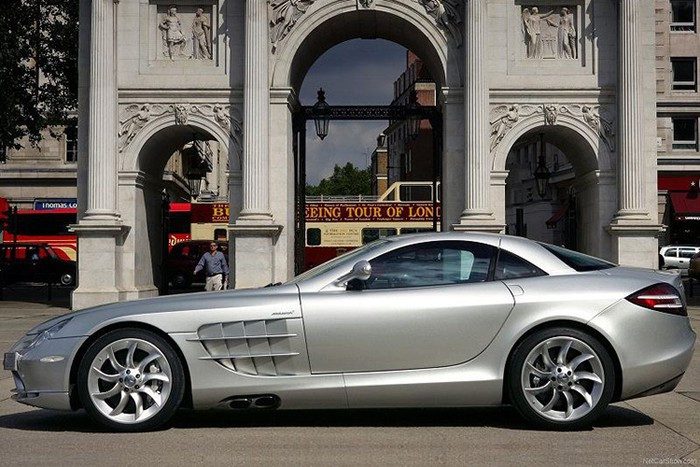 Ông chủ của Trump Tower đã bỏ ra khoản tiền 455.000 USD để sở hữu Mercedes-Benz SLR McLaren như một tay chơi thức thời. Chiếc xe mang linh hồn thiết kế đầy tính khí động học, đồng thời nó còn sở hữu động cơ V8, dung tích 5.4L đem lại sức mạnh đáng nể với công suất 600 mã lực. 