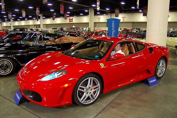 Ferrari F430 từng là mẫu siêu xe làm điên đảo giới nhà giàu và các tay mê tốc độ trên thế giới, ông Donald Trump cũng không ngoại lệ. Chiếc siêu xe của Tổng thống Mỹ có nước sơn đỏ Rosso Corsa rất đặc trưng của nhà "ngựa chồm". Tuy nhiên, sau 4 năm sử dụng, vào năm 2011, ông Donald Trump đã rao bán lại.