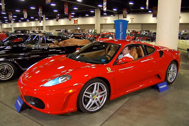 Ferrari F430 từng là mẫu siêu xe làm điên đảo giới nhà giàu và các tay mê tốc độ trên thế giới, ông Donald Trump cũng không ngoại lệ. Chiếc siêu xe của Tổng thống Mỹ có nước sơn đỏ Rosso Corsa rất đặc trưng của nhà "ngựa chồm". Tuy nhiên, sau 4 năm sử dụng, vào năm 2011, ông Donald Trump đã rao bán lại.