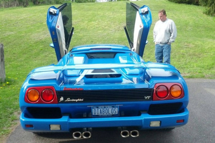 Lamborghini Diablo VT của Tổng thống Trump được trang bị khối động cơ V12, dung tích 5,7 lít sở hữu công suất tối đa 492 mã lực và mô-men xoắn cực đại 580 Nm. "Siêu bò" này mất khoảng 4,5 giây để tăng tốc lên 100 km/h từ vị trí xuất phát, trước khi đạt vận tốc tối đa 325 km/h. 