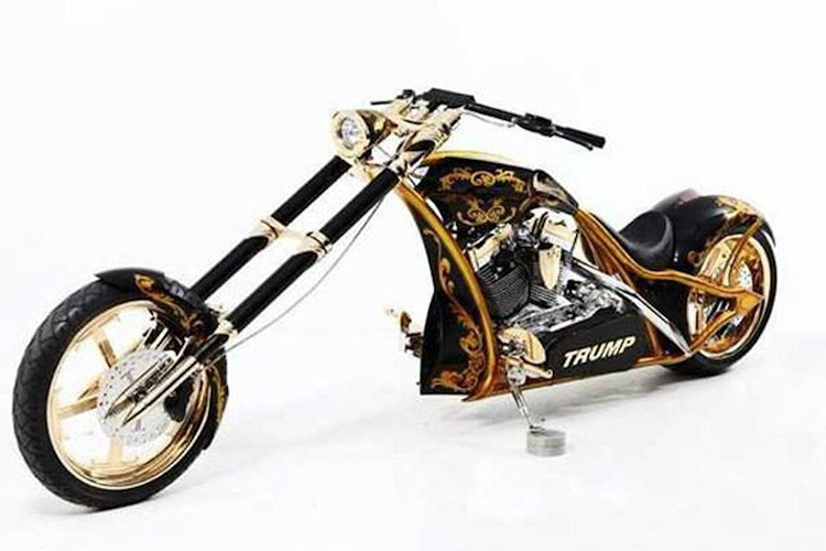 Ngoài siêu xe và xe sang, Tổng thống Mỹ còn từng gây choáng khi sở hữu 1 chiếc Orange County Choppers hàng thửa được mạ vàng 24k và có tên mình trên xe. Với tất cả những chiếc xe đã từng qua tay, đu hiểu tình yêu cua ông Donald Trump với siêu xe và xe sang như thế nào.