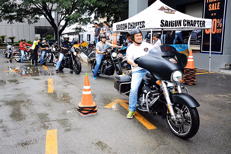 Nằm trong chuỗi hoạt động thường xuyên của nhà phân phối chính hãng Harley-Davidson tại Sài Gòn , những buổi tập kỹ năng được tổ chức vào các dịp cuối tuần giúp người chơi xe môtô phân khối lớn có thể vững vàng tay lái, nhạy bén ứng biến trên các cung đường và đảm bảo giữ được an toàn cho bản thân trong nhiều tình huống khác nhau.