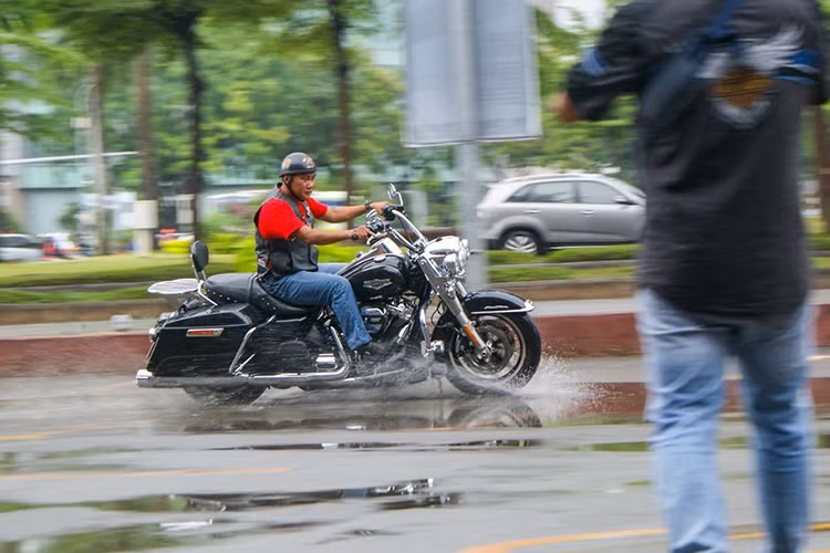 Cụ thể trong buổi tập lần này, HDSG quyết định đưa các bài tập lái xe dưới mưa vào kế hoạch của mình, với mục đích giúp người lái có thể tự tin trong điều kiện thời tiết xấu, và ngay cả khi đường ướt, trũng nước thì các tay lái vẫn có thể hoàn thành chặng đường của mình một cách thật dễ dàng, đảm bảo an toàn. 