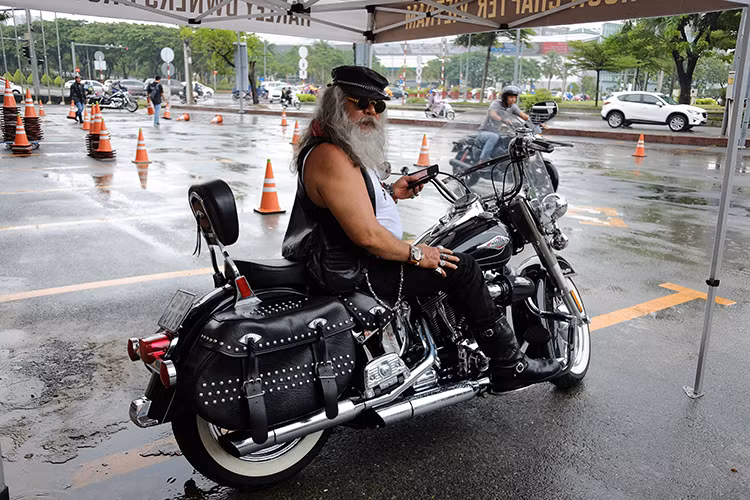 Trong các buổi tập kỹ năng lái xe môtô Harley, HDSG luôn có những huấn luyện viên dày dạn kinh nghiệm, thường là những người chơi xe thể thao lâu năm và gạo cội. Những người này truyền đạt kinh nghiệm, cũng như khả năng kiểm soát xe cho các thành viên mới, giúp mọi người có thể vững vàng tay lái ở nhiều điều kiện khác nhau.