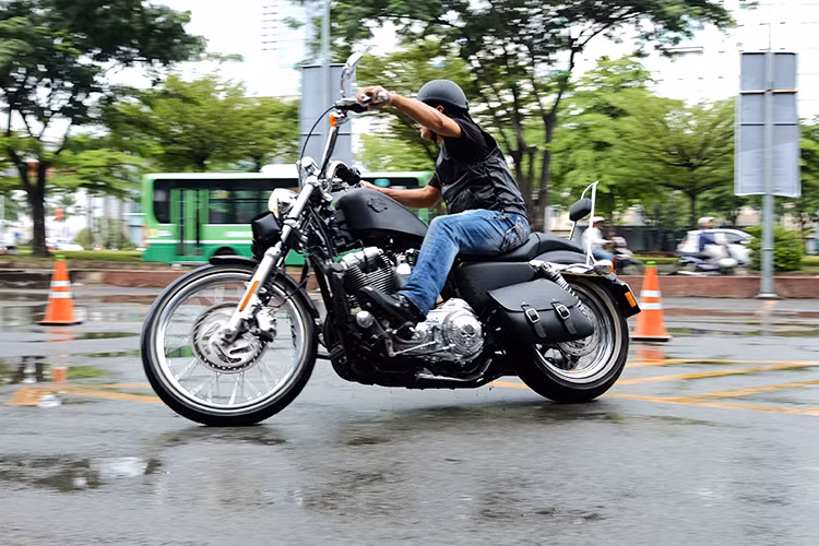 Theo hướng dẫn và chia sẻ kinh nghiệm từ những huấn luyện viên của HDSG, những học viên cầm lái môtô Harley-Davidson sẽ được hướng dẫn cách thức điều khiển xe lắt léo vượt chướng vật trên đường ướt, trơn trượt... nhưng cũng phải kiểm soát xe tốt dù ở tốc độ nhanh hay chậm.