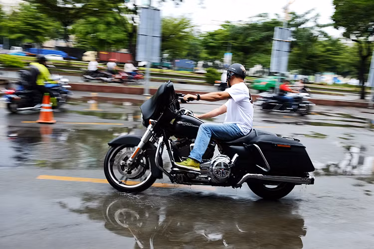 Nổi bật và được áp dụng hầu hết trong các bài tập đó chính là kỹ năng “Head and Eye” – Hiểu nôm na là tư thế đầu và hướng mắt nhìn khi chạy xe. Cụ thể, trong bài zic-zắc, mặc dù trời mưa nhưng người lái xe môtô luôn luôn phải giữ nguyên tư thế đầu, mắt cũng luôn luôn phải hướng về vị trí cọc tiêu phía trước để điều khiển xe một cách chính xác.