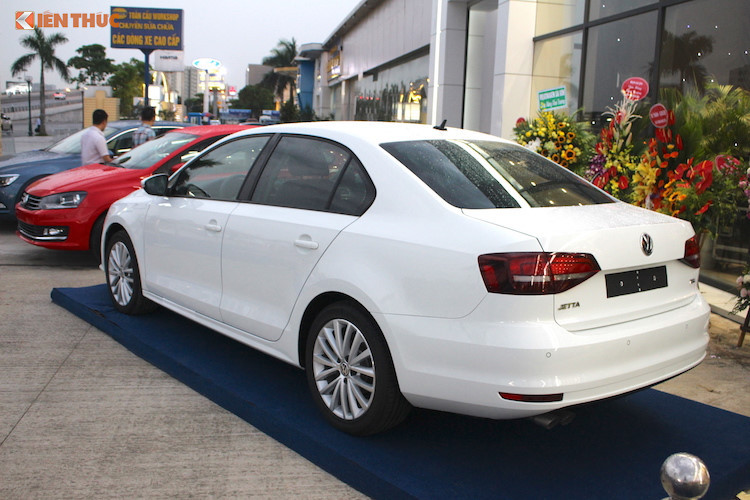 Phần thân của Jetta cũng gợi lên sự đơn giản nhưng khỏe khoắn nhờ các đường nét gãy gọn. Trong khi đó, đuôi của Jetta sử dụng đèn hậu khá giống các mẫu xe Audi. Sự trùng hợp này không phải ngẫu nhiên, khi Volkswagen hiện đang sở hữu Audi. Bộ mâm thiết kế nhiều nan cũng góp phần làm tăng vẻ sang trọng cho chiếc xe.