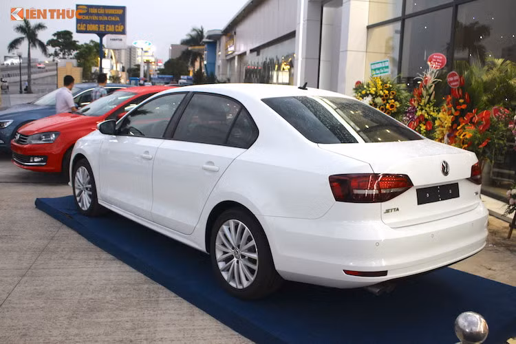 Phần thân của Jetta cũng gợi lên sự đơn giản nhưng khỏe khoắn nhờ các đường nét gãy gọn. Trong khi đó, đuôi của Jetta sử dụng đèn hậu khá giống các mẫu xe Audi. Sự trùng hợp này không phải ngẫu nhiên, khi Volkswagen hiện đang sở hữu Audi. Bộ mâm thiết kế nhiều nan cũng góp phần làm tăng vẻ sang trọng cho chiếc xe.