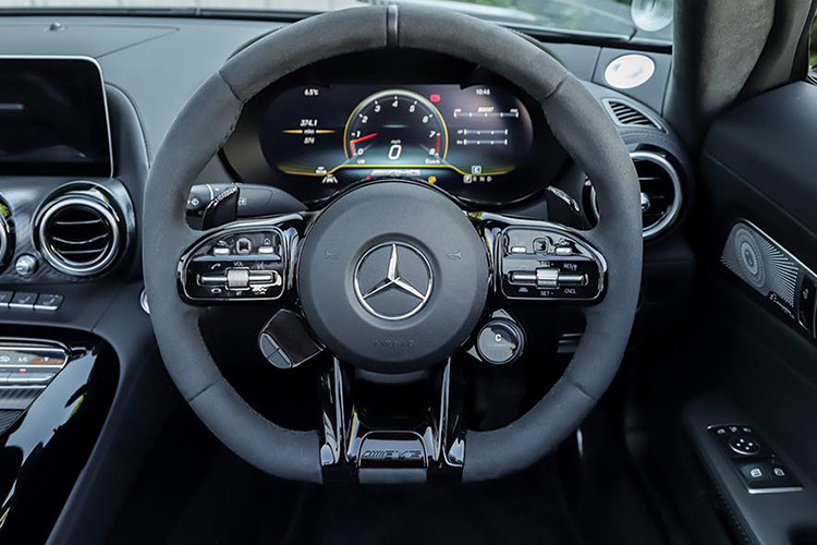 Siêu xe Mercedes-AMG GT R đầu tiên về Việt Nam sử dụng khối động cơ V8, tăng áp kép, dung tích 4.0 lít, sản sinh công suất tối đa 577 mã lực và mô-men xoắn cực đại 700 Nm. Kết hợp cùng hộp số thể thao ly hợp kép 7 cấp, động cơ giúp siêu xe Mercedes-AMG GT R có thời gian tăng tốc từ vị trí xuất phát lên 96 km/h chỉ trong thời gian 3,5 giây trước khi đạt vận tốc tối đa 318 km/h.