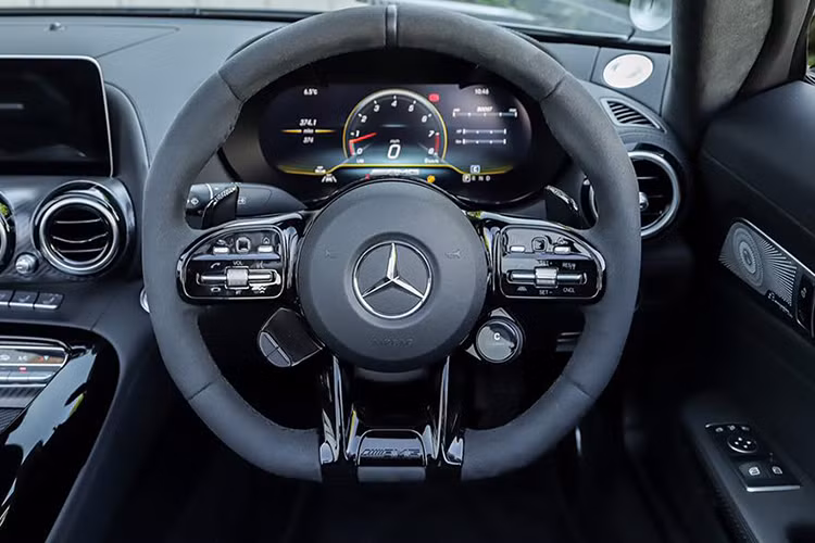 Siêu xe Mercedes-AMG GT R đầu tiên về Việt Nam sử dụng khối động cơ V8, tăng áp kép, dung tích 4.0 lít, sản sinh công suất tối đa 577 mã lực và mô-men xoắn cực đại 700 Nm. Kết hợp cùng hộp số thể thao ly hợp kép 7 cấp, động cơ giúp siêu xe Mercedes-AMG GT R có thời gian tăng tốc từ vị trí xuất phát lên 96 km/h chỉ trong thời gian 3,5 giây trước khi đạt vận tốc tối đa 318 km/h.