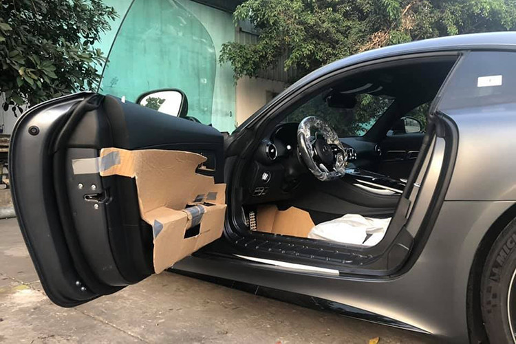 Ngoại hình siêu xe Mercedes-AMG GT R 2019 mới này cũng khác biệt hơn so với Mercedes-AMG GT S như lưới tản nhiệt góc cạnh, hốc gió khoẻ khoắn, cản va sau và cánh gió đuôi cố định bằng carbon.