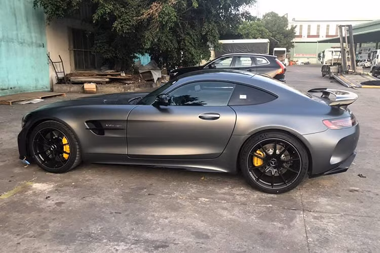 Đây là lần hiếm hoi hình ảnh của mẫu siêu xe Mercedes-AMG GT R độc nhất vô nhị tại Việt Nam được chia sẻ trên mạng xã hội. Thông tin từ người đăng ảnh cho biết, chiếc siêu xe Mercedes-AMG GT R đời mới này thuộc phiên bản 2019 và đã có chủ nhân đặt mua từ trước.