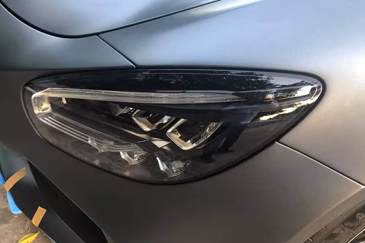 Một thông tin khá thú vị khác từ giới mê xe, đó chính là dự kiến vào tháng 5 này, một chiếc siêu xe Mercedes-AMG GT R khác sẽ cập bến Việt Nam. Xe mang ngoại thất màu đỏ nhưng chưa rõ đã có chủ hay chưa.