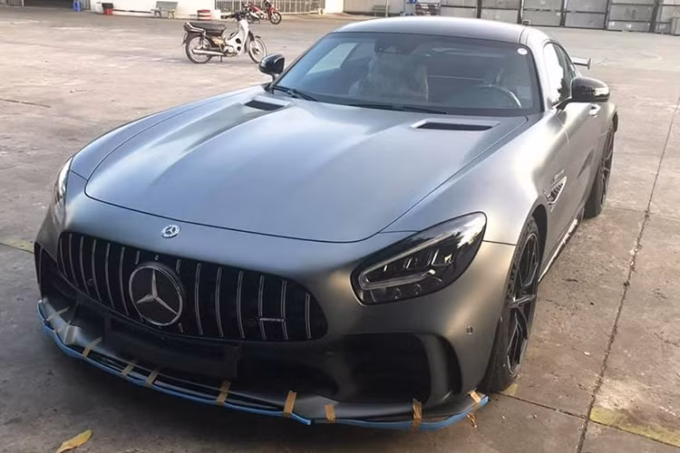 Mới đây, trên mạng xã hội xuất hiện hình ảnh một chiếc siêu xe Mercedes-AMG GT R thuộc diện độc nhất vô nhị tại Việt Nam. Chiếc xe được cho đi làm đăng kiểm tại TP HCM đã khiến cho nhiều người yêu xe trong nước không khỏi xôn xao.