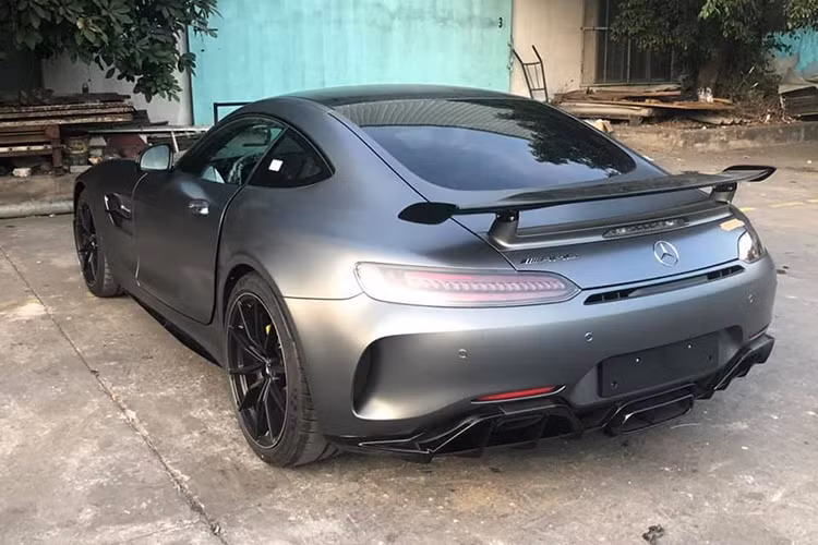 Chiếc siêu xe Mercedes-AMG GT R độc nhất tại Việt Nam hiện nay có ngoại thất sơn màu Designo Magno Selenite Grey, đây là bộ áo tuỳ chọn và có giá khoảng 3.950 đô la, tương đương 91,8 triệu đồng. Ngoài màu sơn độc đáo này, siêu phẩm Mercedes-AMG GT R đầu tiên tại Việt Nam còn có nhiều chi tiết bằng carbon và viền mâm màu trắng đối lập.