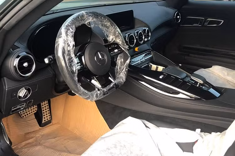 Tuy là xe thể thao hiệu suất cao nhưng Mercedes-AMG GT R vẫn có nội thất khá hiện đại, bao gồm 2 màn hình lớn 12,3 inch và 10,25 inch, vô-lăng tích hợp nút cảm ứng hay bàn cảm ứng lớn trung tâm. Ghế xe là loại đua, mỏng và ôm người. Vật liệu da Nappa cao cấp đan xen sợi Dinamica mang lại cảm giác thể thao hơn.