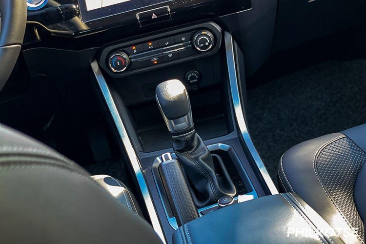 Tuy nhiên về tổng quan, phần nội thất không được thuyết phục như ngoại thất. Nó dường như hơi quá bừa, hơi quá rẻ tiền và vẫn không hề có bảng đồng hồ kỹ thuật số - một chi tiết rất phổ biến hiện nay.