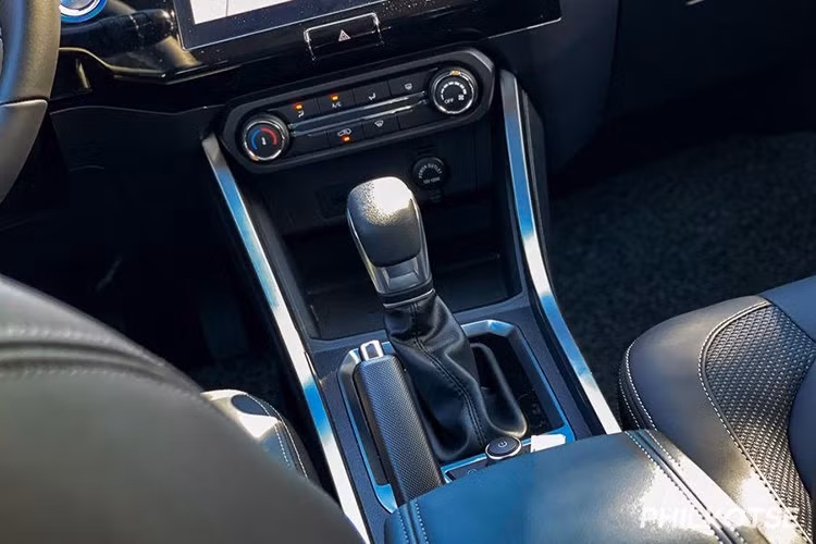 Tuy nhiên về tổng quan, phần nội thất không được thuyết phục như ngoại thất. Nó dường như hơi quá bừa, hơi quá rẻ tiền và vẫn không hề có bảng đồng hồ kỹ thuật số - một chi tiết rất phổ biến hiện nay.