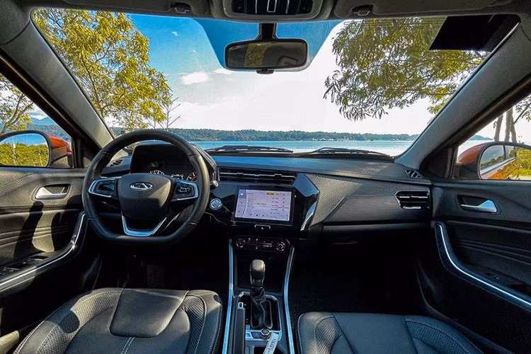 Nội thất của Tiggo 2 Pro được thiết kế hướng sự tập trung về phía người lái. Bố trí nổi bật giữa khoang cabin là màn hình giải trí kích thước 9 inch được trang trí bằng chất liệu sợi carbon.