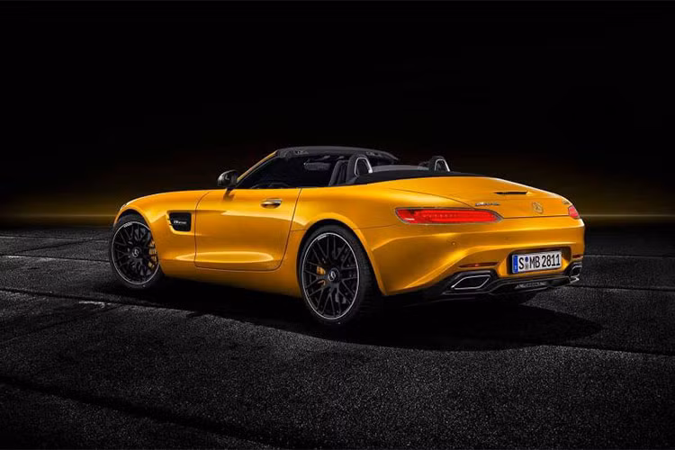 Những khách hàng muốn một chiếc Mercedes-AMG GT S Roadster 2018 có diện mạo khác biệt hơn có thể chọn gói AMG Exterior Carbon-Fiber hoặc AMG Exterior Night với những chi tiết màu đen bóng. Xe cũng được trang bị phanh gốm tùy chọn cho hiệu suất cao hơn đồng thời giúp giảm trọng lượng đáng kể.