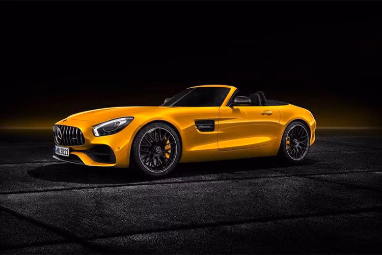 Thiết kế ngoại thất của Mercedes-AMG GT S Roadster 2018 không có gì khác so với những thành viên còn lại của dòng AMG GT Roadster. Chỉ có một đặc điểm nhận diện rõ ràng cho Mercedes-AMG GT S Roadster 2018 là gói phụ kiện mạ crôm AMG Chrome trên đầu xe, khe gió trên chắn bùn trước và bộ khuếch tán sau.