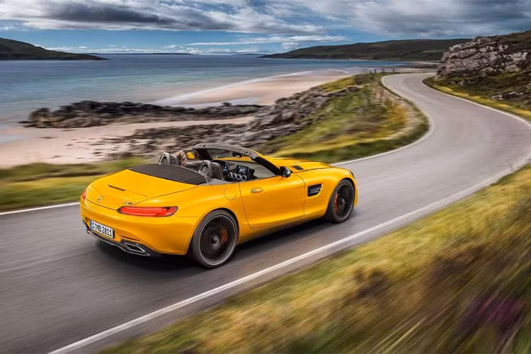 Tương tự các phiên bản khác của dòng AMG GT, Mercedes-AMG GT S Roadster 2018 cũng sử dụng động cơ xăng V8, tăng áp kép, dung tích 4.0 lít nhưng sản sinh công suất tối đa 515 mã lực và mô-men xoắn cực đại 670 Nm. So với GT Roadster tiêu chuẩn, Mercedes-AMG GT S Roadster 2018 mạnh hơn 25 mã lực.