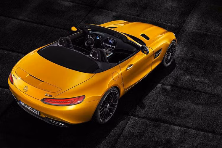 Nếu muốn tận hưởng cảm giác lái ấn tượng hơn, khách hàng có thể chọn gói AMG Dynamic Plus cho chiếc GT S Roadster 2018. Bên cạnh đó, gói này còn được hãng xe sang Mercedes-Benz bổ sung vô lăng bọc microfiber và những điểm nhấn màu vàng trên bảng đồng hồ...