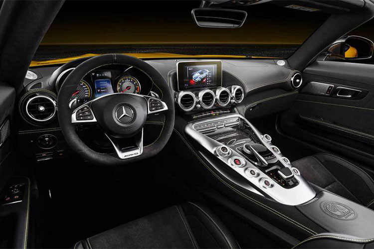 Nội thất của xe được trang bị ghế hiệu suất cao AMG và hệ thống sưởi ấm cổ Airscarf cho nội thất của mẫu xe này. Gói AMG Silver Chrome Interior được trang bị tiêu chuẩn cho Mercedes-AMG GT S Roadster 2018. Nếu muốn, khách hàng có thể đổi sang gói trang bị nội thất màu đen bóng hoặc bằng sợi carbon tương tự như ngoại thất.