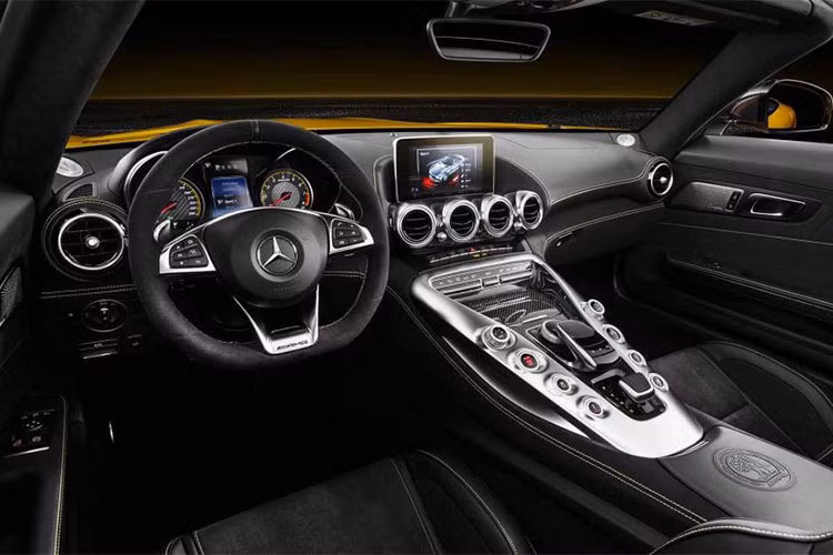 Nội thất của xe được trang bị ghế hiệu suất cao AMG và hệ thống sưởi ấm cổ Airscarf cho nội thất của mẫu xe này. Gói AMG Silver Chrome Interior được trang bị tiêu chuẩn cho Mercedes-AMG GT S Roadster 2018. Nếu muốn, khách hàng có thể đổi sang gói trang bị nội thất màu đen bóng hoặc bằng sợi carbon tương tự như ngoại thất.