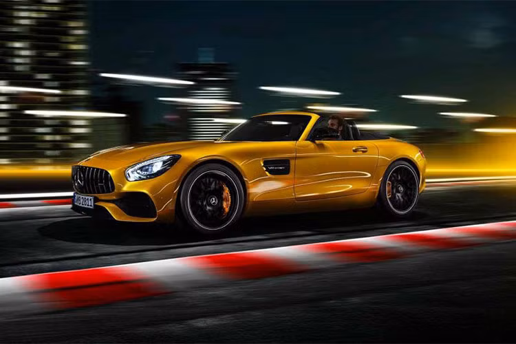Bên cạnh đó, Mercedes-AMG GT S Roadster 2018 còn có thể đạt vận tốc tối đa 309 km/h, thấp hơn 6 km/h so với GTC. Hiện giá xe Mercedes-AMG GT S Roadster 2018 vẫn chưa được công bố tại thị trường Mỹ.