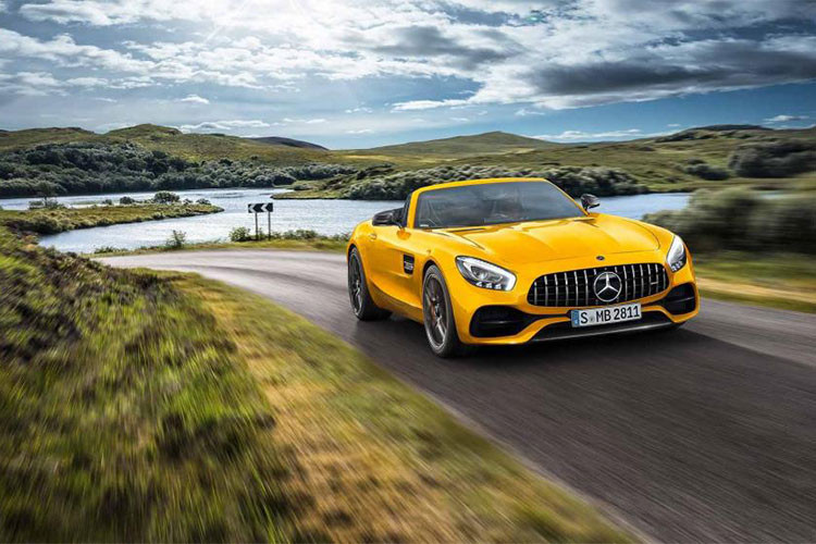 Ngược lại, Mercedes-AMG GT S Roadster 2018 yếu hơn 56 mã lực so với GT C. Cả 3 mẫu xe mui trần thể thao này đều sử dụng hộp số tự động ly hợp kép 7 cấp. Động cơ cho phép mẫu xe mui trần này có thể tăng tốc từ 0-96 km/h trong 3,7 giây, chậm hơn chỉ 0,1 giây so với GTC.