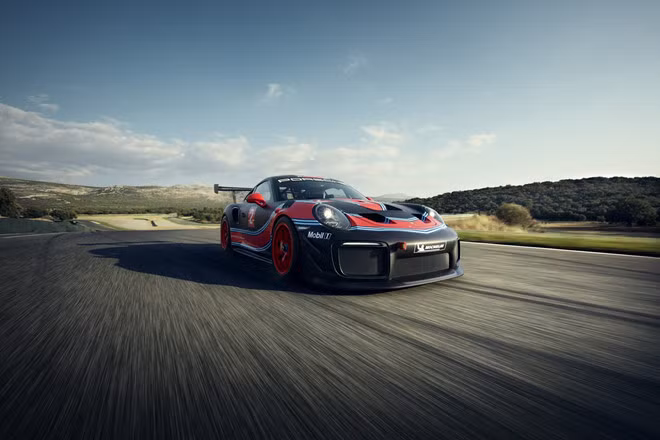 Giá xe Porsche 911 GT2 RS Clubsport bán ra từ 478.000 USD (tương đương khoảng 11,34 tỷ đồng), các khách hàng có thể đặt xe trực tiếp từ bộ phận Porsche Motorsport. Những chiếc xe đầu tiên sẽ đến tay người mua từ tháng 5/2019 tại các sự kiện giao hàng độc quyền.