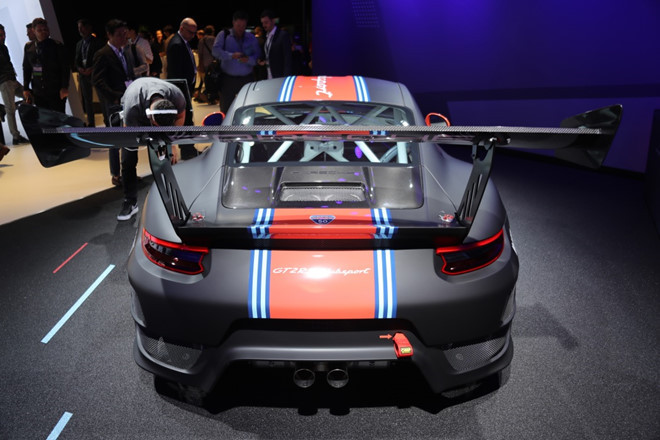 Xe sở hữu khối trọng lượng khoảng 1.390 kg, phiên bản Clubsport được trang bị hệ thống cân bằng điện tử PSM, chức năng kiểm soát hệ thống bám đường của xe cũng như hệ thống chống bó cứng phanh.