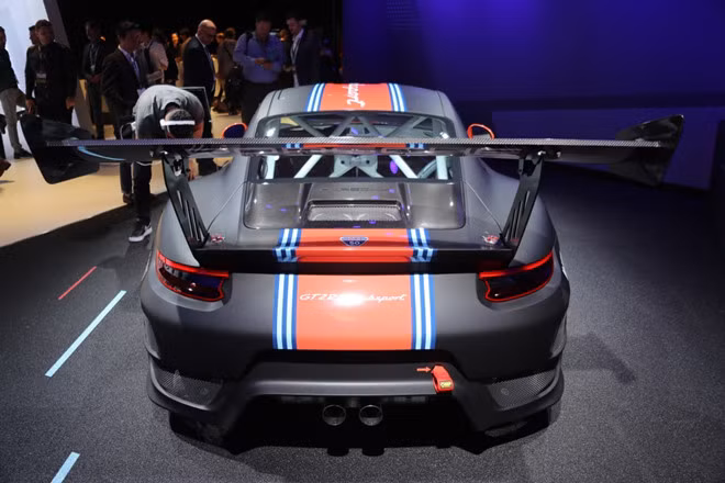 Xe sở hữu khối trọng lượng khoảng 1.390 kg, phiên bản Clubsport được trang bị hệ thống cân bằng điện tử PSM, chức năng kiểm soát hệ thống bám đường của xe cũng như hệ thống chống bó cứng phanh.