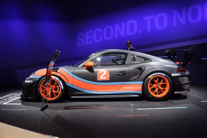 Cung cấp sức mạnh cho chiếc xe là khối động cơ 6 xi lanh 3,8 lít với công suất 690 mã lực. Bên cạnh đó, xe cũng được trang bị hộp số 7 cấp ly hợp kép PDK nổi tiếng của Porsche, thiết kế phần thân sau rộng hơn 310 mm.