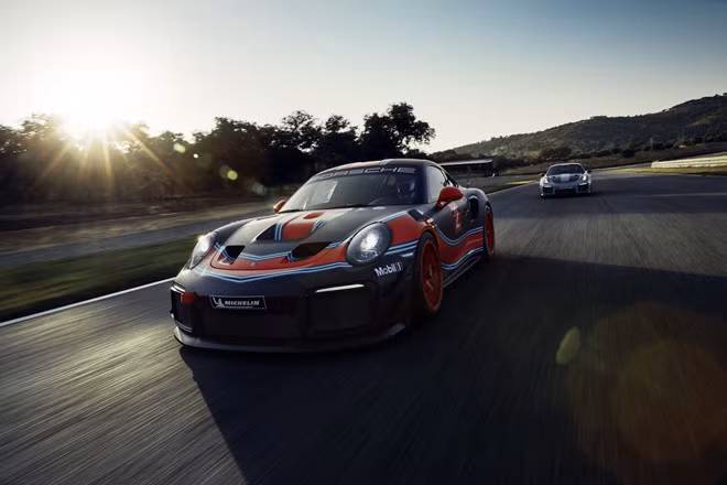 Một số điểm nổi bật trên siêu xe đua Porsche 911 GT2 RS Clubsport mới có thể kể đến như vô lăng bằng sợi carbon có thể tháo rời, hệ thống lồng chống lật, ghế thể thao Recaro và hệ thống bảo vệ 6 điểm.