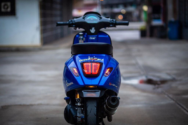 Bản độ này đã gây ấn tượng bởi két làm mát cỡ lớn đặt ngay phía trước. Nằm hai bên két nước này, bản độ Vespa Sprint của Mothai cũng đã được thay cặp đèn LED HD Corse với chóa tối màu độc đáo.