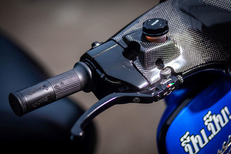 Hướng tới một chiếc Vespa Sprint mang đậm phong cách thể thao và nhằm giảm trọng lượng của xe, phần đầu cùng của chiếc xe đã được xưởng độ chế tạo lại bằng vật liệu sợi carbon. Các chi tiết như tay phanh, dây ga... cũng được thay thế bằng phụ kiện hàng hiệu.