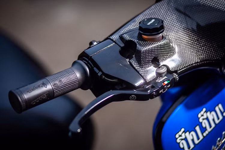 Hướng tới một chiếc Vespa Sprint mang đậm phong cách thể thao và nhằm giảm trọng lượng của xe, phần đầu cùng của chiếc xe đã được xưởng độ chế tạo lại bằng vật liệu sợi carbon. Các chi tiết như tay phanh, dây ga... cũng được thay thế bằng phụ kiện hàng hiệu.