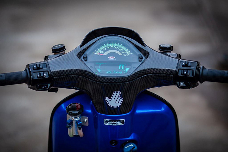 Ngoài ra, xưởng độ xe Mothai cũng đã chế mủ lại phần ốp đồng hồ để lắp vừa đồng hồ điện tử đa năng của hãng S.I.P. hiện đại hơn, vốn được thiết kế dành cho các phiên bản Vespa GTS khác nhau.