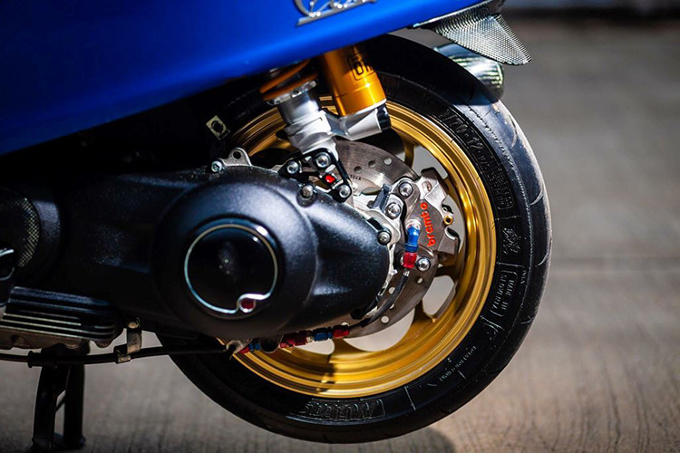 Cảm giác lái và độ thẩm mỹ của bản độ càng được nâng cao nhờ lốp đua Mitas MC34, bọc xung quanh bộ mâm hoa 5 cánh siêu nhẹ O-Type CNC nguyên khối của hãng Marus. Heo phanh Brembo Billet 2 piston đối xứng được trang bị ở cả phía trước và sau của xe.