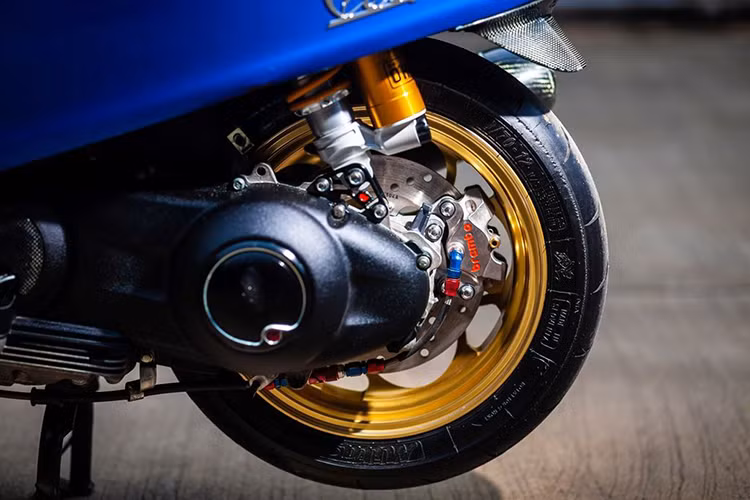 Cảm giác lái và độ thẩm mỹ của bản độ càng được nâng cao nhờ lốp đua Mitas MC34, bọc xung quanh bộ mâm hoa 5 cánh siêu nhẹ O-Type CNC nguyên khối của hãng Marus. Heo phanh Brembo Billet 2 piston đối xứng được trang bị ở cả phía trước và sau của xe.