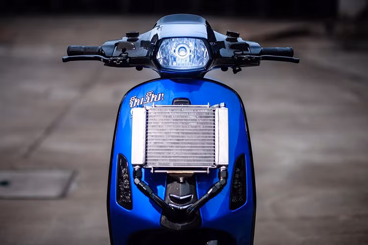 Tuy nhiên, chiếc Sprint độ này còn có thể mạnh hơn, khi xưởng độ đã trang bị cho chiếc xe hệ thống xả full system cùng hàng loạt các phụ tùng nâng cấp: mô-bin sườn cùng dây tăng áp MSD, ống nước giải nhiệt Samco, tăng cam CNC, nồi trước sau Malossi... khiến cho chiếc xe ga Vespa Sprint độ 300cc này không chỉ mạnh mà còn độc nhất thế giới