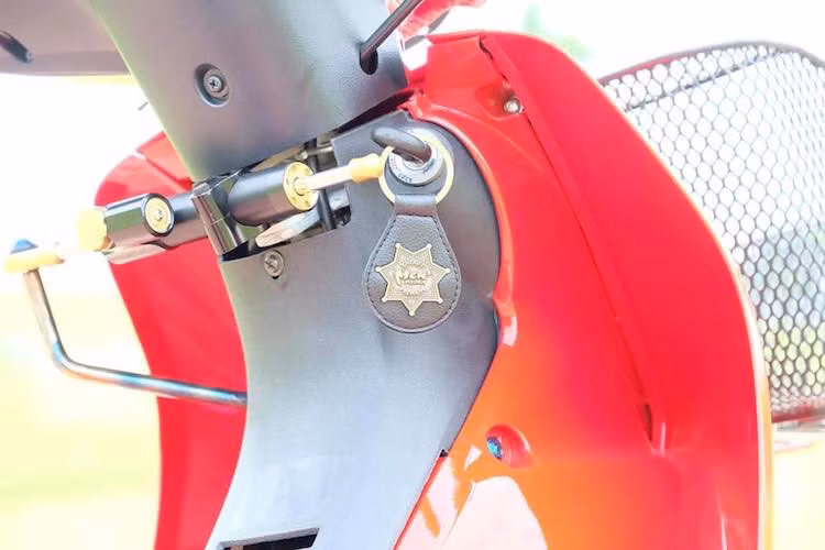 Ở bên dưới cổ của chiếc xe cũng đã được thợ độ cắt nhựa khéo léo nhằm phối ghép với cây trợ lực cổ, giúp chiếc Wave ổn định hơn ở tốc độ cao.