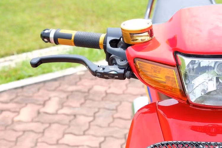 Trong khi đó, tay lái bên phải của chiếc Wave đã được khoét nhựa vừa khít với bình dầu Rizoma Next, cùm phanh Brembo RCS cùng với bao tay Rizoma.