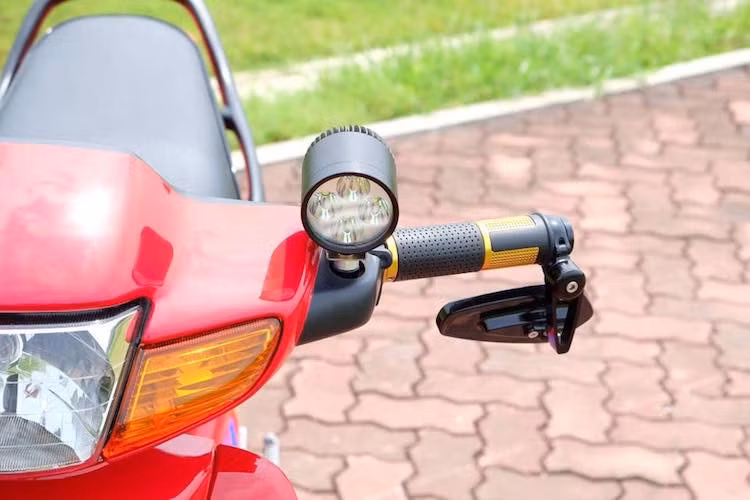 Nằm phía bên tay trái là sự xuất hiện của đèn LED L4 gắn trên lỗ gương chiếu hậu, bao tay Rizoma cùng gương hậu gắn gù của CRG.