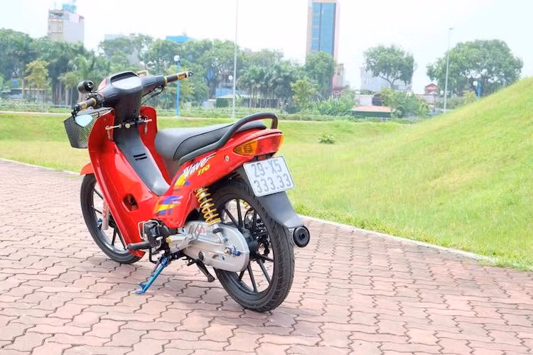 Tuy nhiên, điểm ấn tượng nhất của chiếc Honda Wave Thái này so với bao chiếc Wave kiểng khác ở Việt Nam đó là biển số ngũ quý 3 cực độc và đẹp, khiến đẳng cấp của chiếc xe càng được nâng cao.